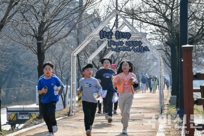 [크기변환]영주-2-4 (참고사진)서천을 달리고 있는 아이들과 걷고 있는 시민들 모습.jpg