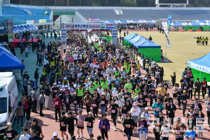 [크기변환]영주-1-5 2024 영주소백산 마라톤대회 5km참가자들이 출발하고 있다.jpg